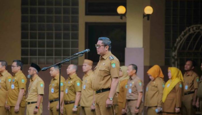 Wakil Wali Kota Tangerang, Maryono, memimpin apel pegawai di Kawasan Puspem Kota Tangerang. Pemkot Tangerang menegaskan fokus percepatan pembangunan dan peningkatan pelayanan publik.