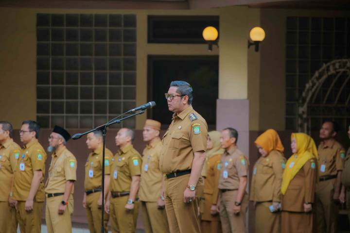 Wakil Wali Kota Tangerang, Maryono, memimpin apel pegawai di Kawasan Puspem Kota Tangerang. Pemkot Tangerang menegaskan fokus percepatan pembangunan dan peningkatan pelayanan publik.