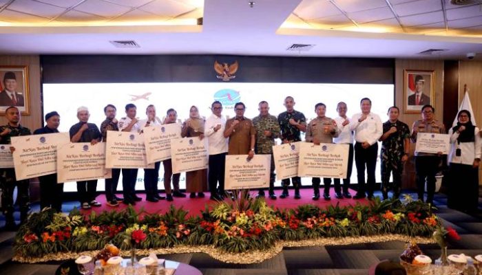 Wakil Wali Kota Tangerang Maryono menghadiri penyaluran hewan kurban PT AirNav Indonesia di Neglasari, Kota Tangerang