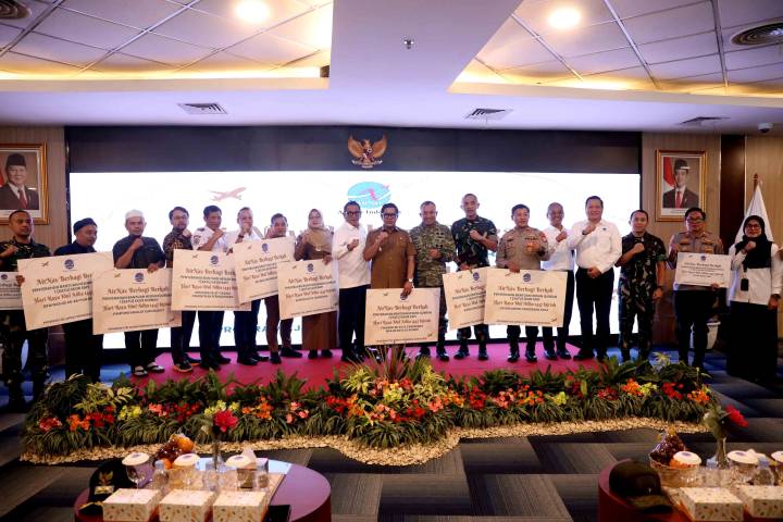 Wakil Wali Kota Tangerang Maryono menghadiri penyaluran hewan kurban PT AirNav Indonesia di Neglasari, Kota Tangerang