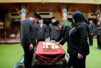 Wakil Wali Kota Tangerang Maryono saat melantik guru dan menyerahkan SK kepala TK Negeri di Patio Puspem Kota Tangerang.
