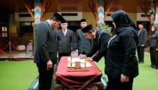 Wakil Wali Kota Tangerang Maryono saat melantik guru dan menyerahkan SK kepala TK Negeri di Patio Puspem Kota Tangerang.
