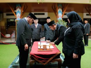 Wakil Wali Kota Tangerang Maryono saat melantik guru dan menyerahkan SK kepala TK Negeri di Patio Puspem Kota Tangerang.