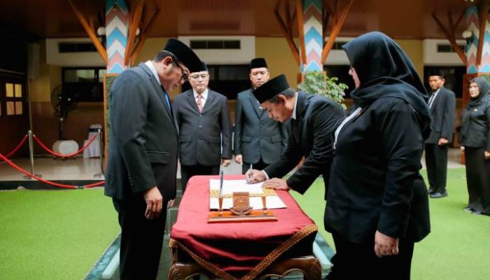 Wakil Wali Kota Tangerang Maryono saat melantik guru dan menyerahkan SK kepala TK Negeri di Patio Puspem Kota Tangerang.