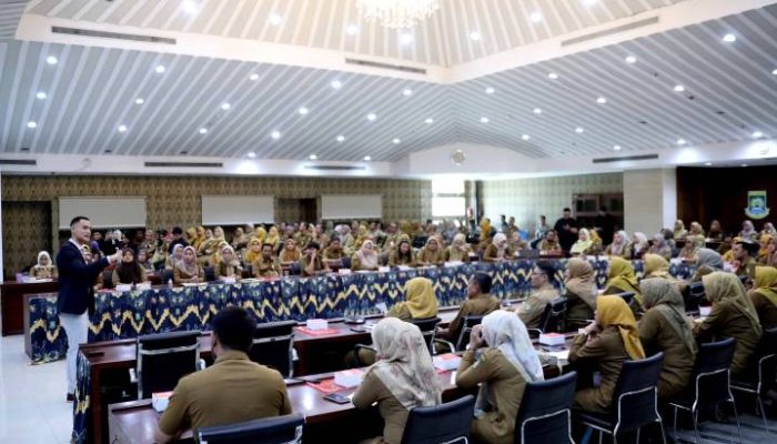 Wakil Wali Kota Tangerang Maryono saat membuka seminar “Konsolidasi Protokol 101” yang menghadirkan presenter nasional Choky Sitohang untuk meningkatkan kemampuan komunikasi publik ASN Kota Tangerang.