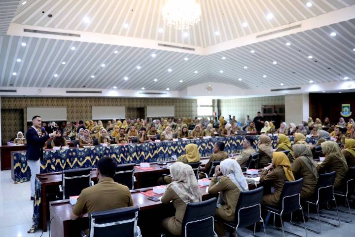 Wakil Wali Kota Tangerang Maryono saat membuka seminar “Konsolidasi Protokol 101” yang menghadirkan presenter nasional Choky Sitohang untuk meningkatkan kemampuan komunikasi publik ASN Kota Tangerang.