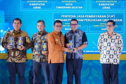 Wakil Wali Kota Tangerang Selatan Pilar Saga Ichsan menunjukkan penghargaan dari Bank Indonesia Banten usai Digiwara Festival 2026 di Pondok Aren
