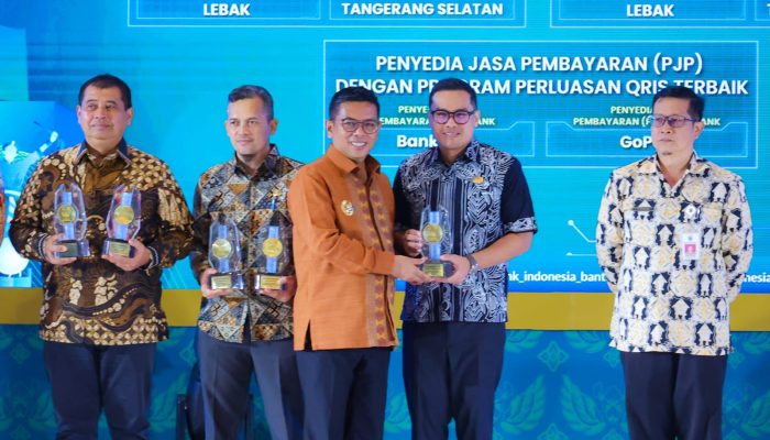 Wakil Wali Kota Tangerang Selatan Pilar Saga Ichsan menunjukkan penghargaan dari Bank Indonesia Banten usai Digiwara Festival 2026 di Pondok Aren