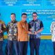 Wakil Wali Kota Tangerang Selatan Pilar Saga Ichsan menunjukkan penghargaan dari Bank Indonesia Banten usai Digiwara Festival 2026 di Pondok Aren