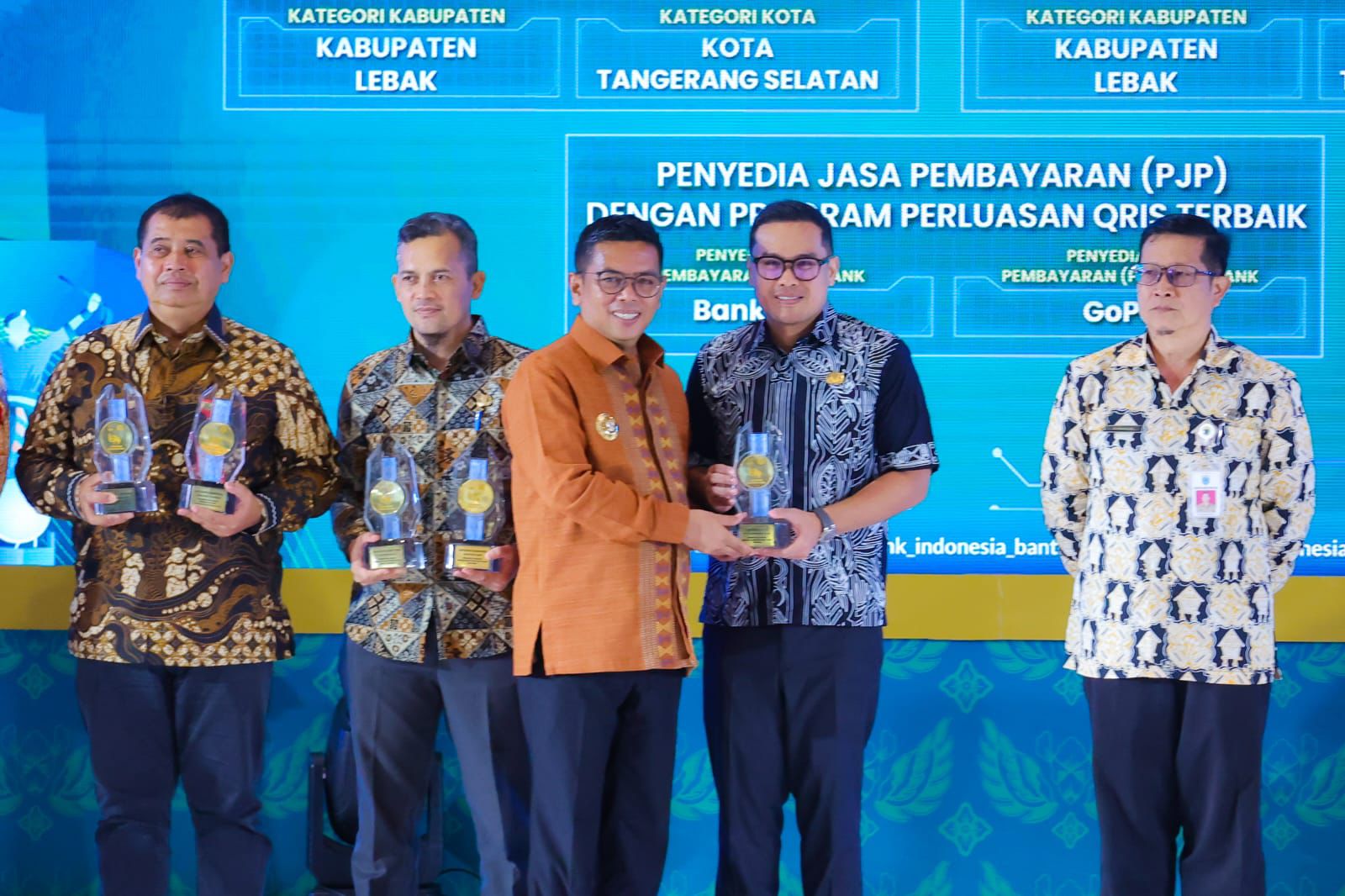 Wakil Wali Kota Tangerang Selatan Pilar Saga Ichsan menunjukkan penghargaan dari Bank Indonesia Banten usai Digiwara Festival 2026 di Pondok Aren