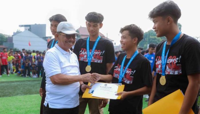 Wali Kota Tangerang Sachrudin membuka Liga PSSI Tangerang 2026 di Stadion Mini Cipondoh bersama ratusan pemain muda dari berbagai kelompok usia.