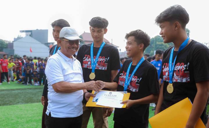 Wali Kota Tangerang Sachrudin membuka Liga PSSI Tangerang 2026 di Stadion Mini Cipondoh bersama ratusan pemain muda dari berbagai kelompok usia.