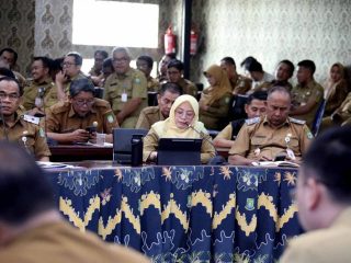 Wali Kota Tangerang Sachrudin memimpin Rapat Evaluasi Kewilayahan bersama kepala perangkat daerah, camat, dan lurah di Puspem Kota Tangerang