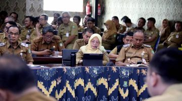 Wali Kota Tangerang Sachrudin memimpin Rapat Evaluasi Kewilayahan bersama kepala perangkat daerah, camat, dan lurah di Puspem Kota Tangerang