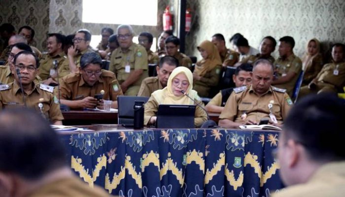 Wali Kota Tangerang Sachrudin memimpin Rapat Evaluasi Kewilayahan bersama kepala perangkat daerah, camat, dan lurah di Puspem Kota Tangerang