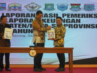 Wali Kota Tangerang Sachrudin menerima penghargaan Opini WTP dari BPK RI Perwakilan Provinsi Banten didampingi jajaran Pemkot Tangerang dan DPRD Kota Tangerang.