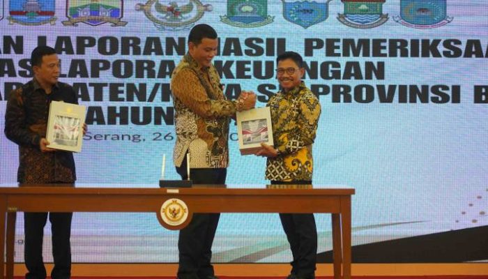 Wali Kota Tangerang Sachrudin menerima penghargaan Opini WTP dari BPK RI Perwakilan Provinsi Banten didampingi jajaran Pemkot Tangerang dan DPRD Kota Tangerang.