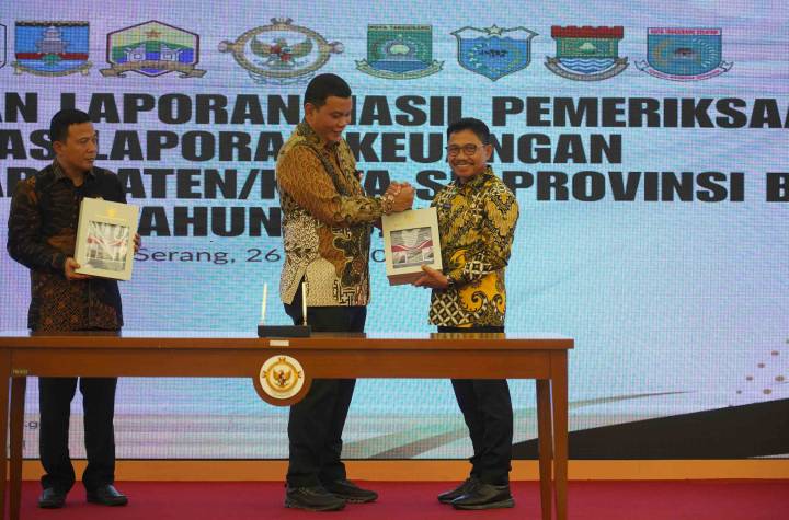 Wali Kota Tangerang Sachrudin menerima penghargaan Opini WTP dari BPK RI Perwakilan Provinsi Banten didampingi jajaran Pemkot Tangerang dan DPRD Kota Tangerang.