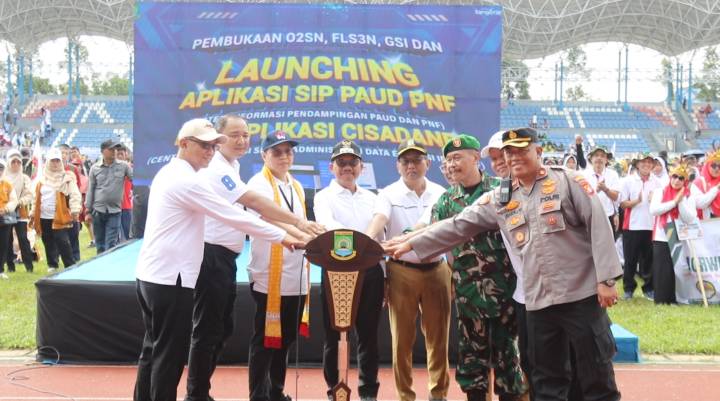 Wali Kota Tangerang Sachrudin saat meluncurkan aplikasi CISADANE dalam kegiatan O2SN dan FLS3N 2026 di Stadion Benteng Reborn sebagai langkah memperkuat pendidikan inklusif berbasis digital