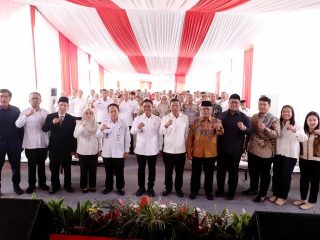 Wali Kota Tangerang Sachrudin saat meresmikan layanan BPJS Kesehatan di RSUD Benda, guna memperluas akses pelayanan kesehatan bagi masyarakat rentan.