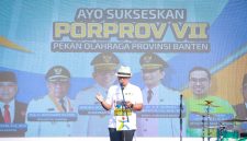 Wali Kota Tangerang Selatan Benyamin Davnie bersama ribuan atlet dan pelatih saat menghadiri kick off Porprov VII Banten 2026 di Lapangan Malibu, Serpong