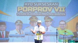 Wali Kota Tangerang Selatan Benyamin Davnie bersama ribuan atlet dan pelatih saat menghadiri kick off Porprov VII Banten 2026 di Lapangan Malibu, Serpong