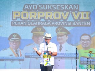 Wali Kota Tangerang Selatan Benyamin Davnie bersama ribuan atlet dan pelatih saat menghadiri kick off Porprov VII Banten 2026 di Lapangan Malibu, Serpong