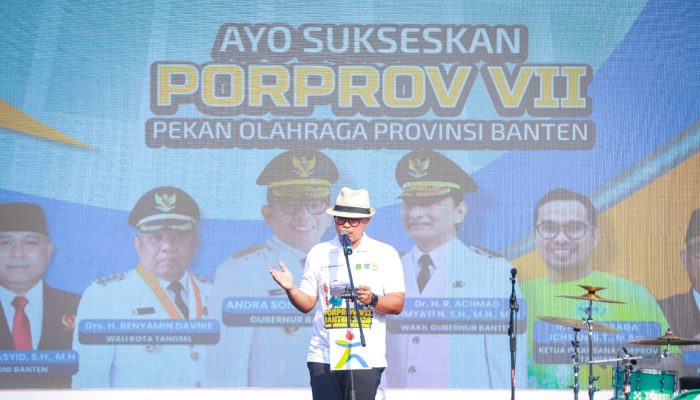 Wali Kota Tangerang Selatan Benyamin Davnie bersama ribuan atlet dan pelatih saat menghadiri kick off Porprov VII Banten 2026 di Lapangan Malibu, Serpong