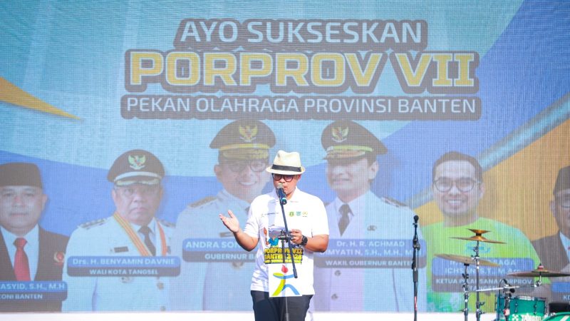 Wali Kota Tangerang Selatan Benyamin Davnie bersama ribuan atlet dan pelatih saat menghadiri kick off Porprov VII Banten 2026 di Lapangan Malibu, Serpong
