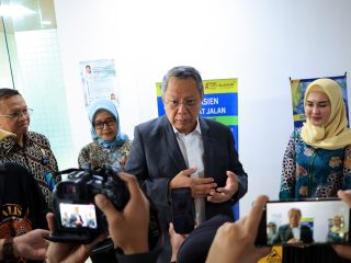 Wali Kota Tangerang Selatan Benyamin Davnie saat memberikan arahan terkait percepatan penanganan stunting di Tangerang Selatan. Pemkot Tangsel menargetkan prevalensi stunting turun hingga 7,05 persen pada 2027.