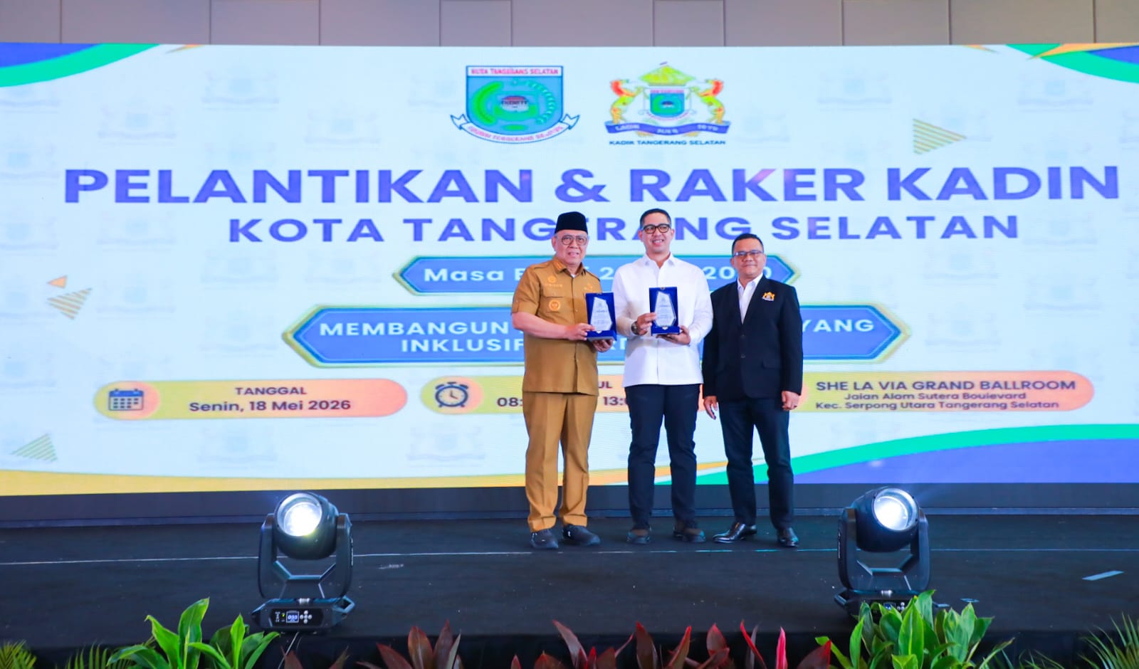 Wali Kota Tangerang Selatan Benyamin Davnie meminta Kadin Tangsel menjadi motor penggerak investasi dan UMKM di tengah perlambatan ekonomi. Sektor ekonomi kreatif, kuliner, hingga hortikultura disiapkan sebagai sumber pertumbuhan baru.
