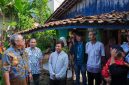 Wali Kota Tangerang Selatan Benyamin Davnie meninjau rumah warga penerima program bedah Rumah Umum Tidak Layak Huni (RUTLH) di Serpong Utara. Pemkot Tangsel menargetkan ratusan rumah diperbaiki sepanjang 2026.