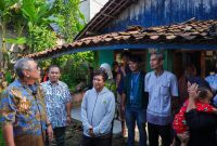 Wali Kota Tangerang Selatan Benyamin Davnie meninjau rumah warga penerima program bedah Rumah Umum Tidak Layak Huni (RUTLH) di Serpong Utara. Pemkot Tangsel menargetkan ratusan rumah diperbaiki sepanjang 2026.