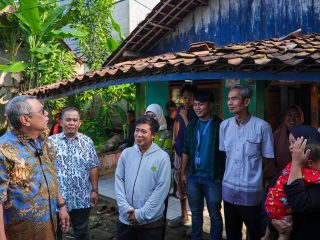 Wali Kota Tangerang Selatan Benyamin Davnie meninjau rumah warga penerima program bedah Rumah Umum Tidak Layak Huni (RUTLH) di Serpong Utara. Pemkot Tangsel menargetkan ratusan rumah diperbaiki sepanjang 2026.