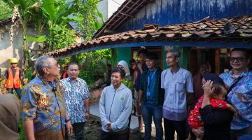 Wali Kota Tangerang Selatan Benyamin Davnie meninjau rumah warga penerima program bedah Rumah Umum Tidak Layak Huni (RUTLH) di Serpong Utara. Pemkot Tangsel menargetkan ratusan rumah diperbaiki sepanjang 2026.