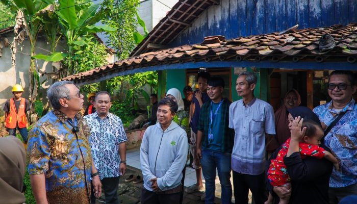 Wali Kota Tangerang Selatan Benyamin Davnie meninjau rumah warga penerima program bedah Rumah Umum Tidak Layak Huni (RUTLH) di Serpong Utara. Pemkot Tangsel menargetkan ratusan rumah diperbaiki sepanjang 2026.
