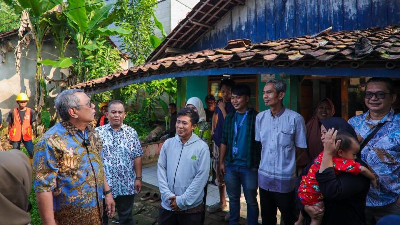 Wali Kota Tangerang Selatan Benyamin Davnie meninjau rumah warga penerima program bedah Rumah Umum Tidak Layak Huni (RUTLH) di Serpong Utara. Pemkot Tangsel menargetkan ratusan rumah diperbaiki sepanjang 2026.