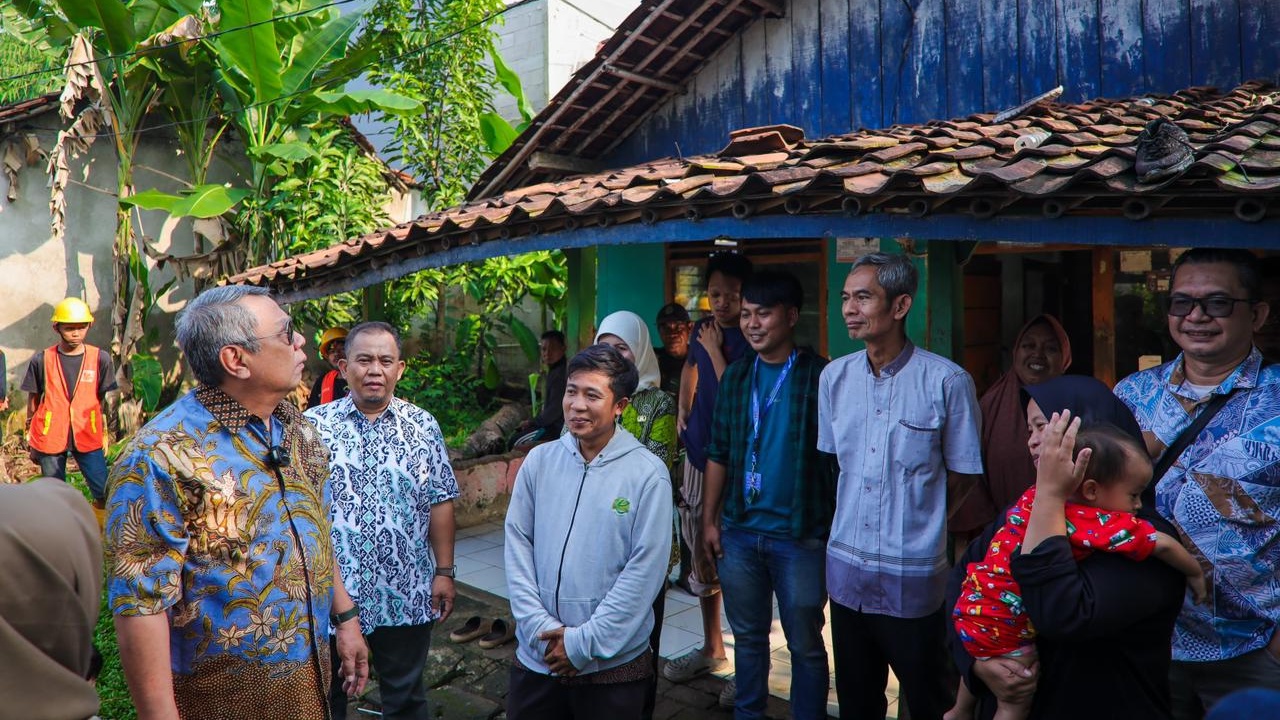 Wali Kota Tangerang Selatan Benyamin Davnie meninjau rumah warga penerima program bedah Rumah Umum Tidak Layak Huni (RUTLH) di Serpong Utara. Pemkot Tangsel menargetkan ratusan rumah diperbaiki sepanjang 2026.
