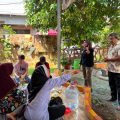 Warga Pabuaran Tumpeng, Karawaci, Kota Tangerang mengikuti pelatihan pembuatan mikroorganisme lokal (MOL) berbahan limbah dapur untuk dijadikan pupuk organik cair bernilai ekonomis.