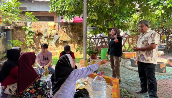 Warga Pabuaran Tumpeng, Karawaci, Kota Tangerang mengikuti pelatihan pembuatan mikroorganisme lokal (MOL) berbahan limbah dapur untuk dijadikan pupuk organik cair bernilai ekonomis.