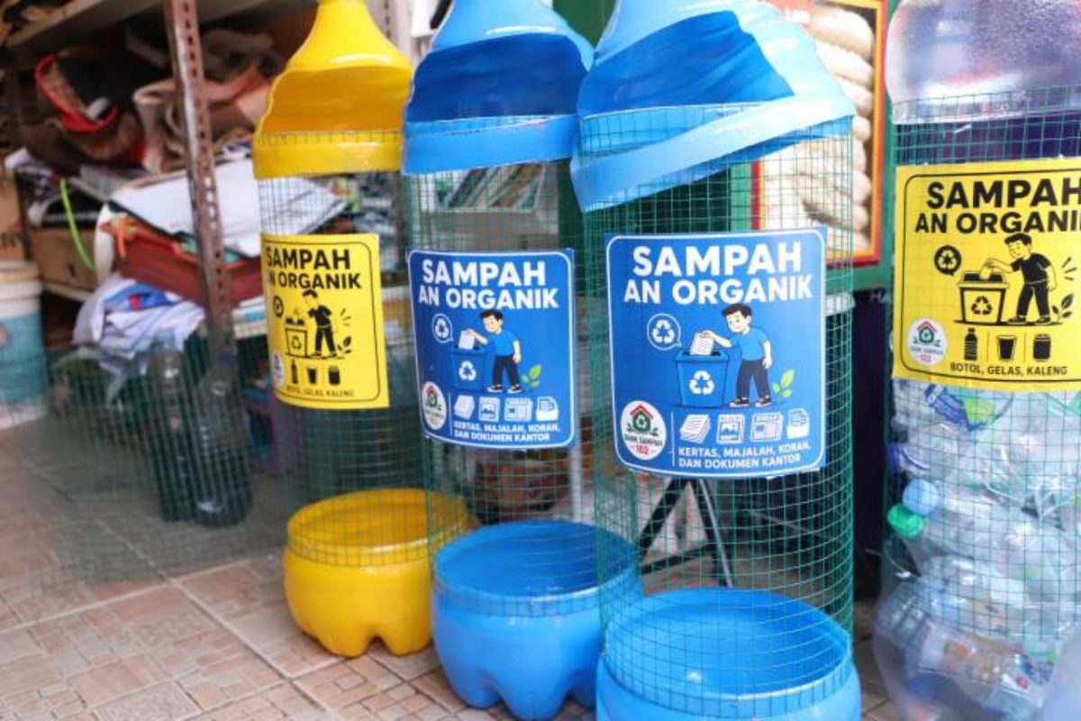 Aktivitas pengolahan sampah daur ulang di Bank Sampah 102, Kelurahan Cibodasari, Kota Tangerang, yang mengubah limbah rumah tangga menjadi produk kreatif bernilai ekonomi.