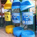 Aktivitas pengolahan sampah daur ulang di Bank Sampah 102, Kelurahan Cibodasari, Kota Tangerang, yang mengubah limbah rumah tangga menjadi produk kreatif bernilai ekonomi.