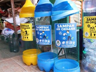 Aktivitas pengolahan sampah daur ulang di Bank Sampah 102, Kelurahan Cibodasari, Kota Tangerang, yang mengubah limbah rumah tangga menjadi produk kreatif bernilai ekonomi.