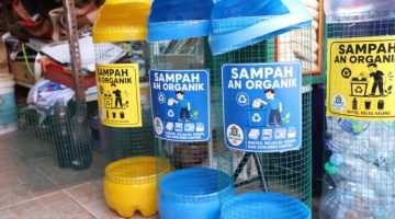 Aktivitas pengolahan sampah daur ulang di Bank Sampah 102, Kelurahan Cibodasari, Kota Tangerang, yang mengubah limbah rumah tangga menjadi produk kreatif bernilai ekonomi.