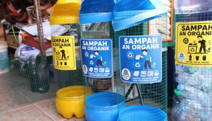Aktivitas pengolahan sampah daur ulang di Bank Sampah 102, Kelurahan Cibodasari, Kota Tangerang, yang mengubah limbah rumah tangga menjadi produk kreatif bernilai ekonomi.
