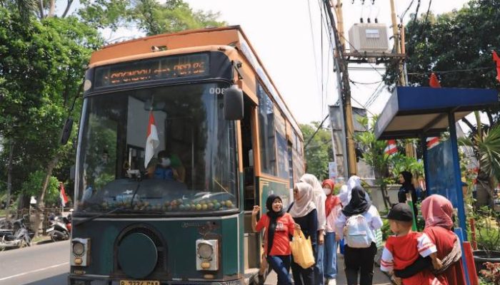 Warga menaiki Bus Tayo dan Bus Si Benteng gratis saat libur Iduladha 1447 Hijriah di Kota Tangerang.