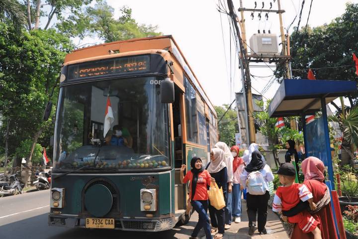 Warga menaiki Bus Tayo dan Bus Si Benteng gratis saat libur Iduladha 1447 Hijriah di Kota Tangerang.