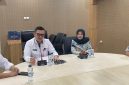Petugas Samsat melayani wajib pajak kendaraan bermotor di Banten setelah diberlakukannya kebijakan baru pembayaran pajak tanpa KTP pemilik lama
