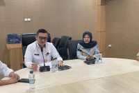 Petugas Samsat melayani wajib pajak kendaraan bermotor di Banten setelah diberlakukannya kebijakan baru pembayaran pajak tanpa KTP pemilik lama