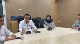 Petugas Samsat melayani wajib pajak kendaraan bermotor di Banten setelah diberlakukannya kebijakan baru pembayaran pajak tanpa KTP pemilik lama